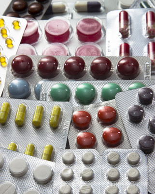 片劑、膠囊和維生素在水泡背景下的栓劑對(duì)比與解析